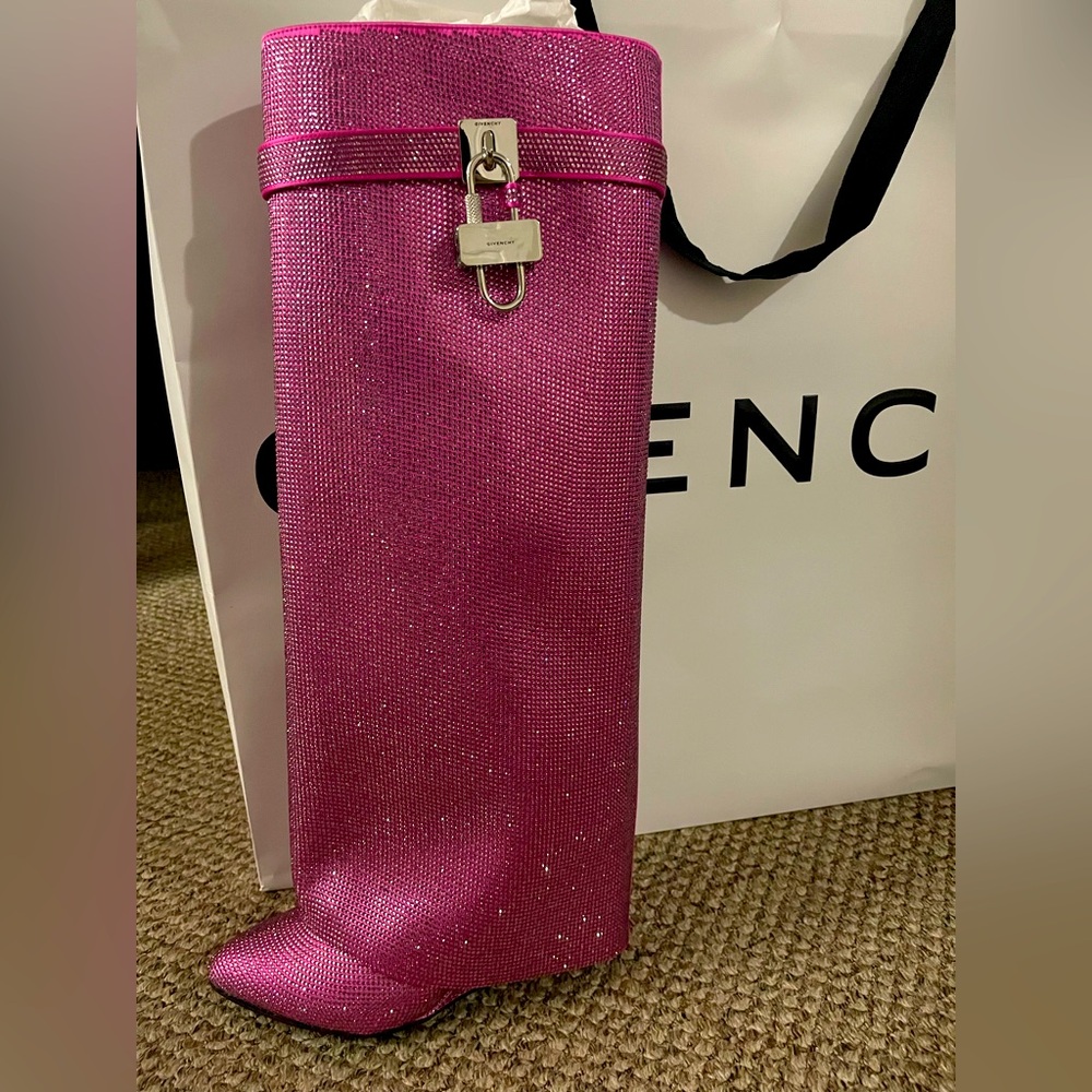 Givenchy Sparkly Shark boots wide strass
Sizes 40, 38, 39